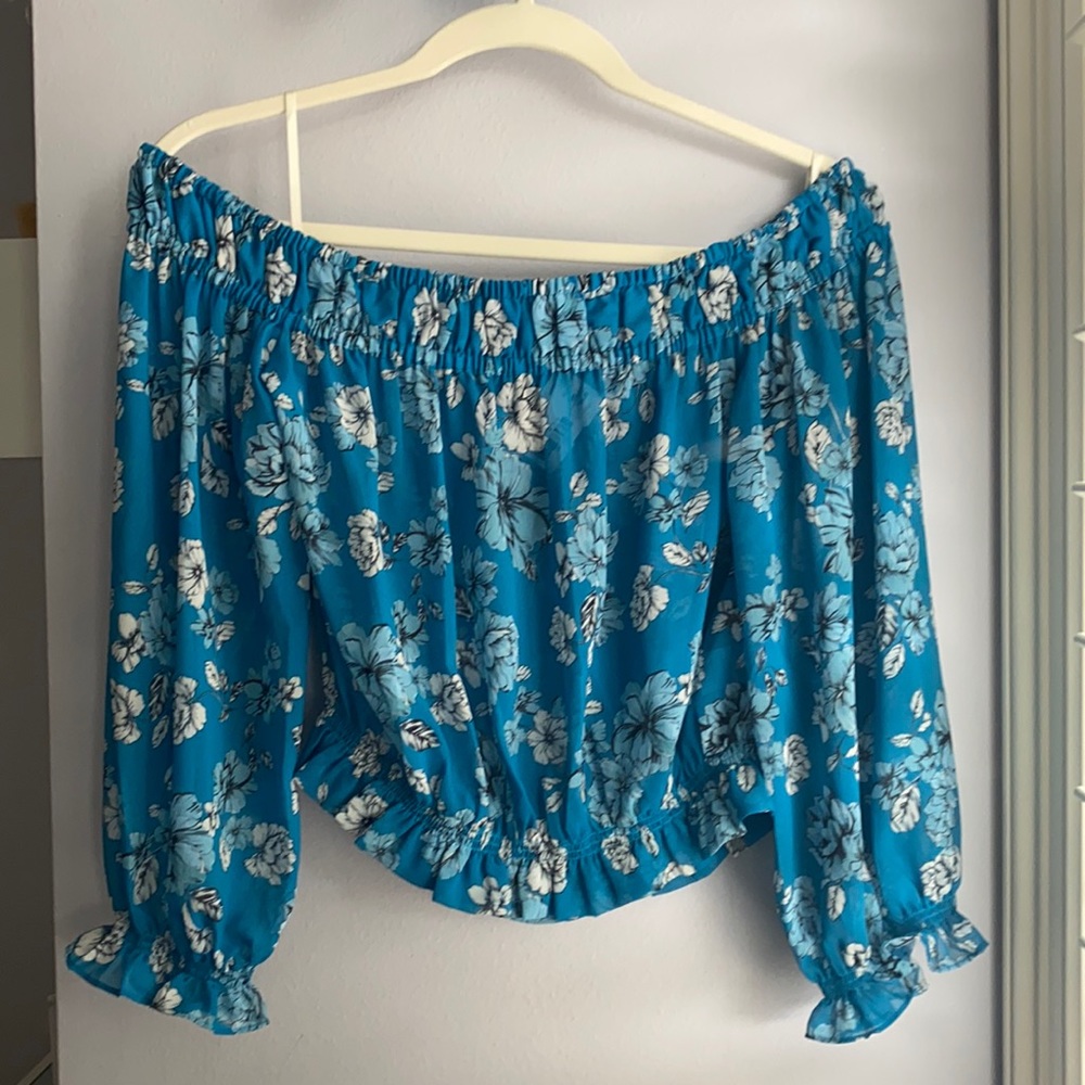🆕Blue Life floral cold shoulder top size L🤍💙✨